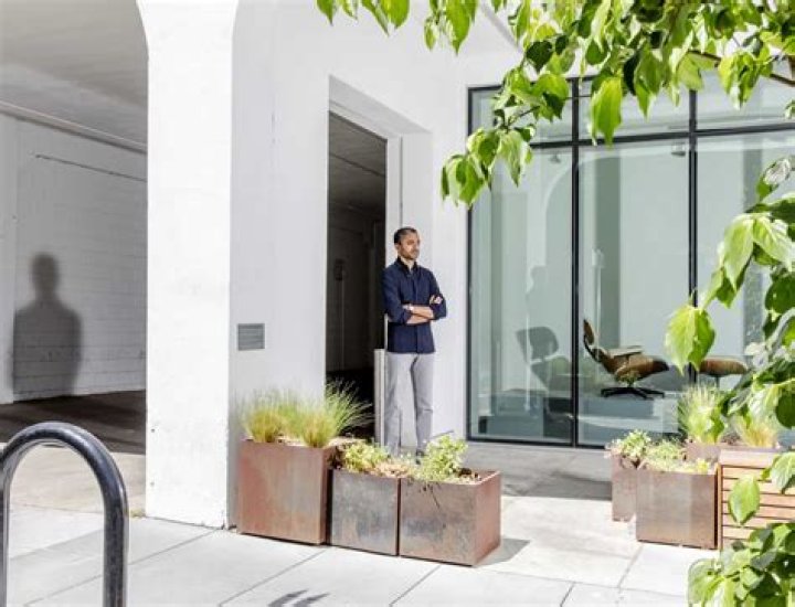 Exploring the Luxurious Chamath Palihapitiya House