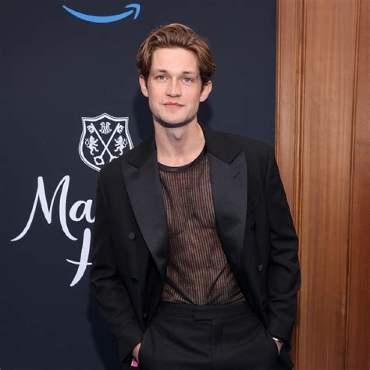 Discovering the Talents of Damian Hardung: A Rising Star in the Entertainment Industry