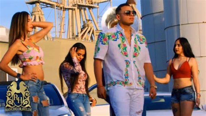 Exploring the Meaning and Popularity of "En Modesto Se La Pasa Lyrics"