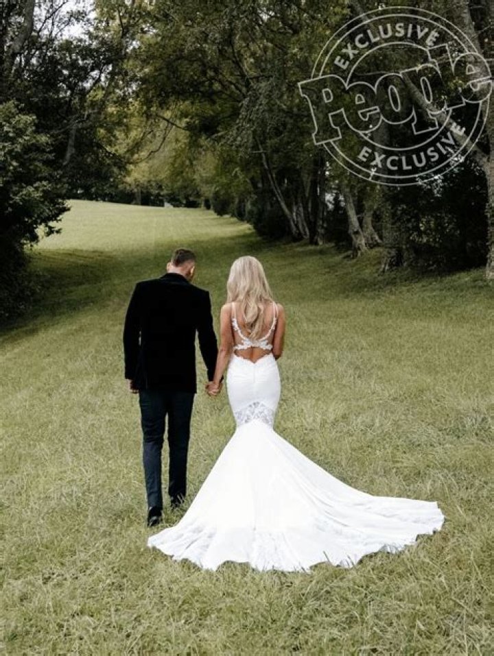 Elegance Personified: The Katelyn Brown Wedding Dress