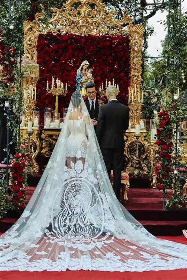 Kourtney Kardashian's Wedding Dress: A Stunning Style Statement
